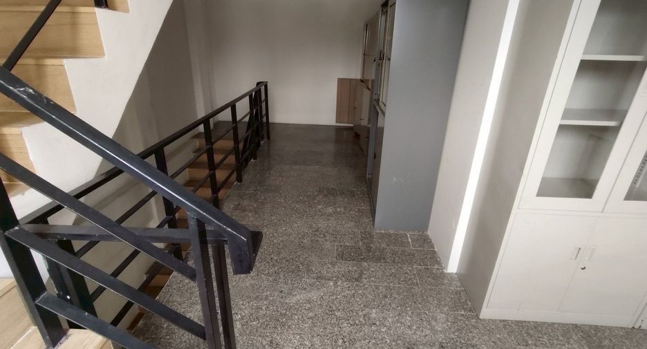 For rent 6 bedrooms townhouse in Yan Nawa, Bangkok
