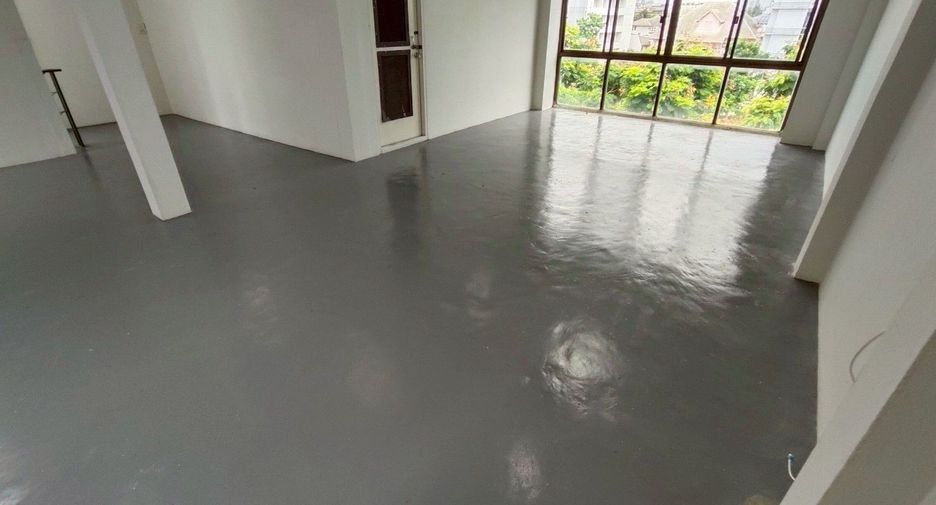 For rent 6 bedrooms townhouse in Yan Nawa, Bangkok