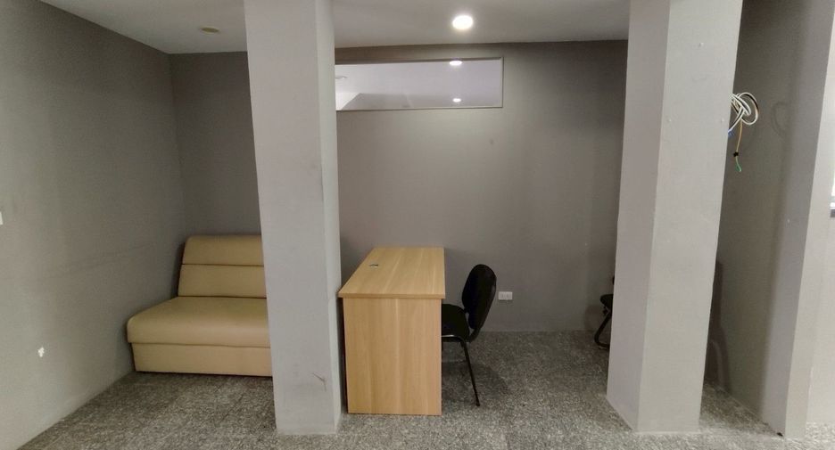 For rent 6 bedrooms townhouse in Yan Nawa, Bangkok
