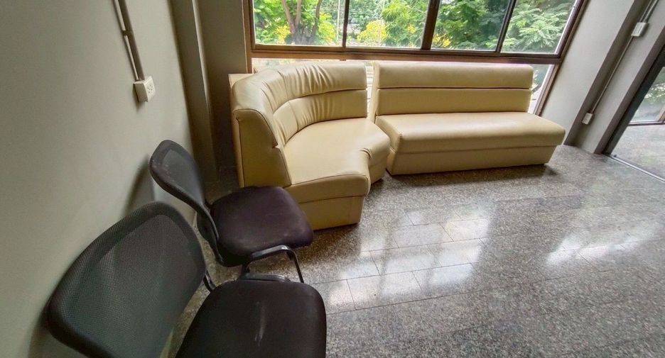 For rent 6 bedrooms townhouse in Yan Nawa, Bangkok