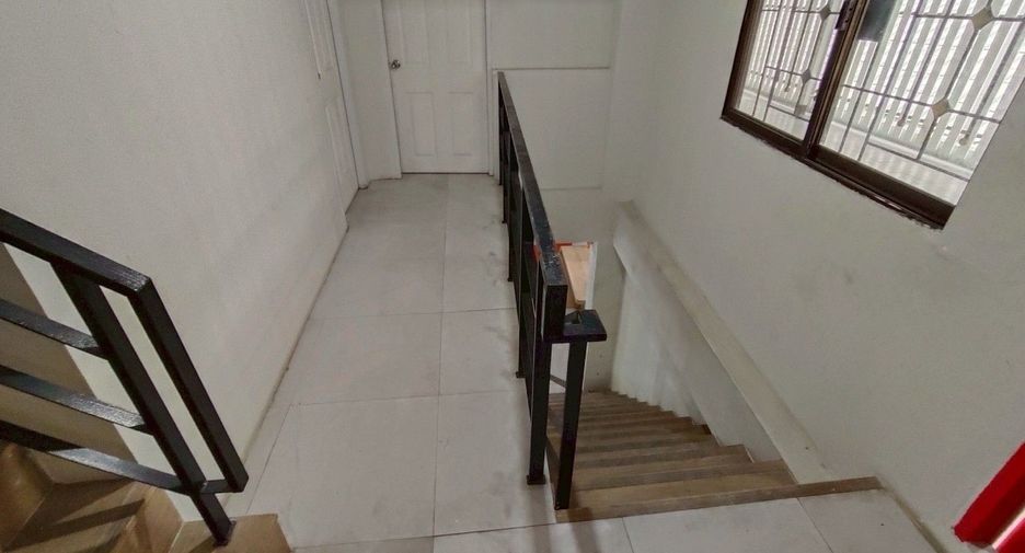 For rent 6 bedrooms townhouse in Yan Nawa, Bangkok