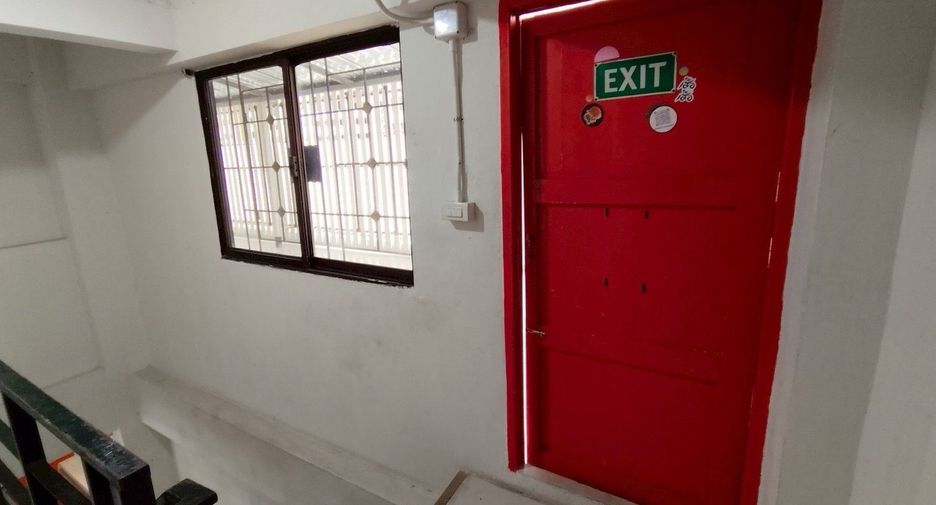 For rent 6 bedrooms townhouse in Yan Nawa, Bangkok