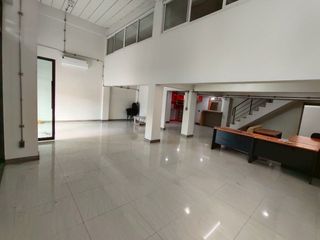 For rent 6 bedrooms townhouse in Yan Nawa, Bangkok