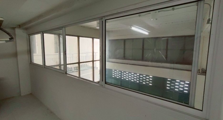 For rent 6 bedrooms townhouse in Yan Nawa, Bangkok