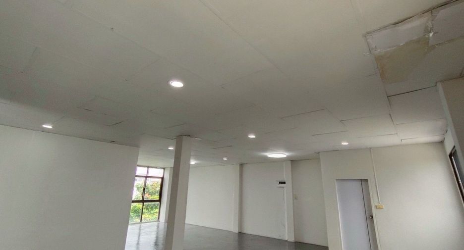 For rent 6 bedrooms townhouse in Yan Nawa, Bangkok