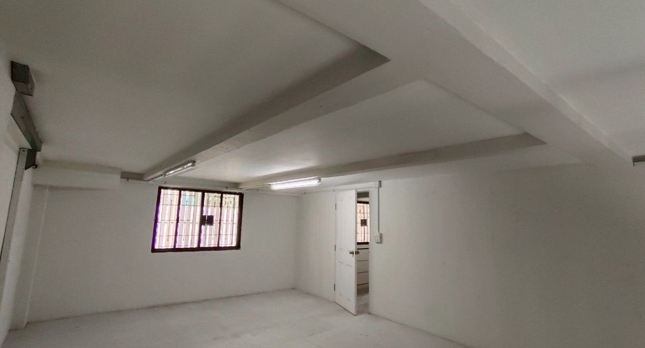 For rent 6 bedrooms townhouse in Yan Nawa, Bangkok