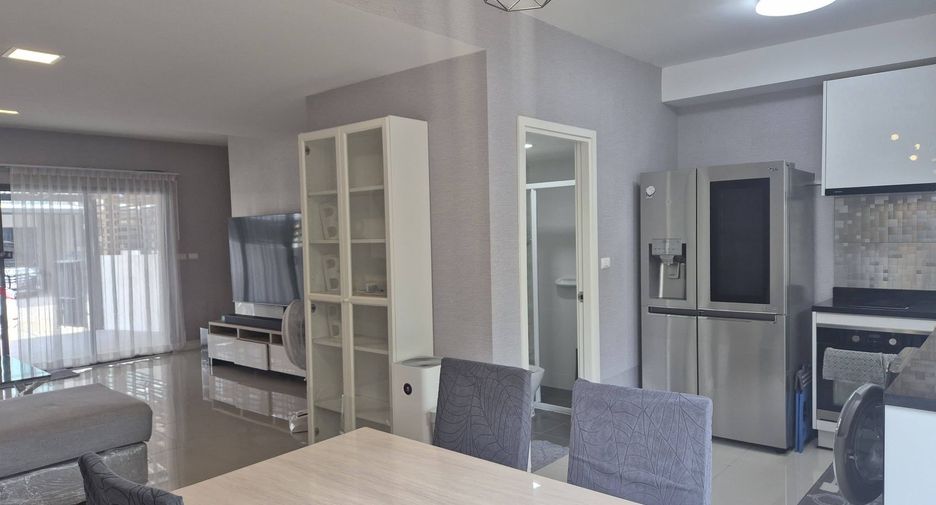 For rent 3 bedrooms townhouse in Chom Thong, Bangkok