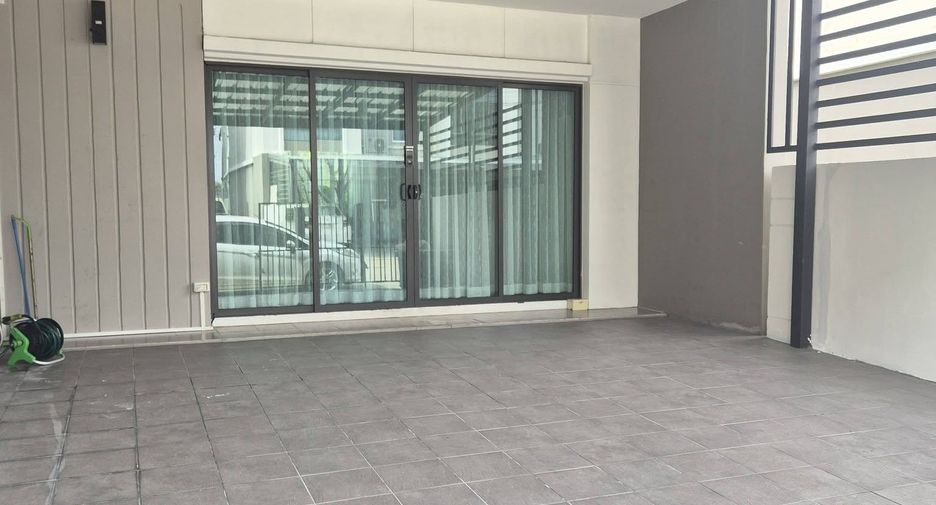 For rent 3 bedrooms townhouse in Chom Thong, Bangkok