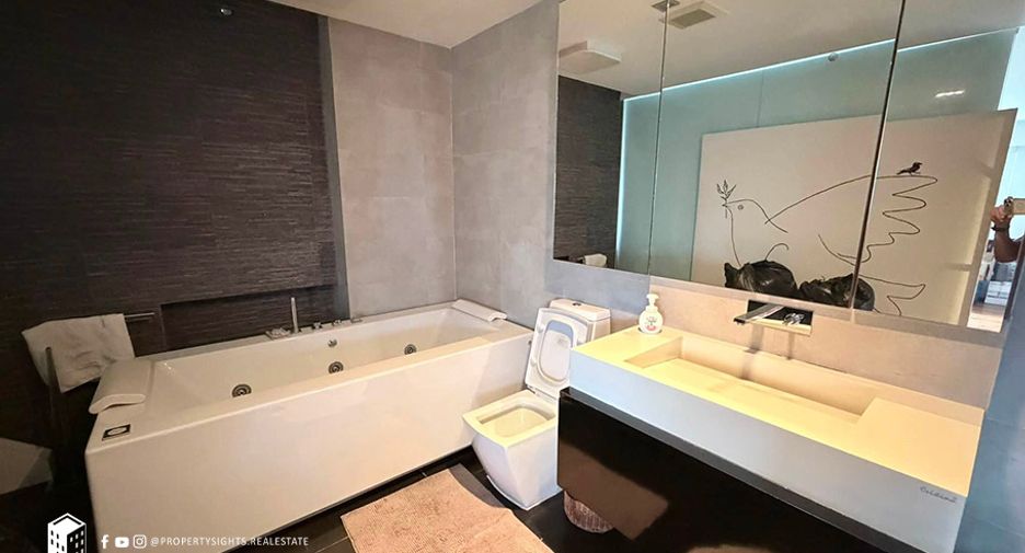 For rent 2 bedrooms condo in Yan Nawa, Bangkok
