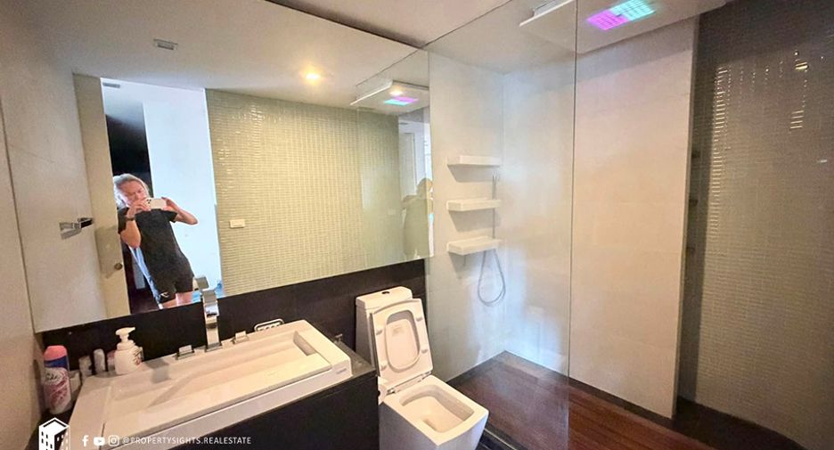 For rent 2 bedrooms condo in Yan Nawa, Bangkok