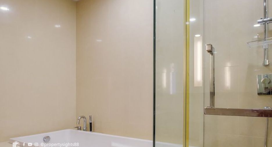For rent 3 bedrooms condo in Khlong Toei, Bangkok
