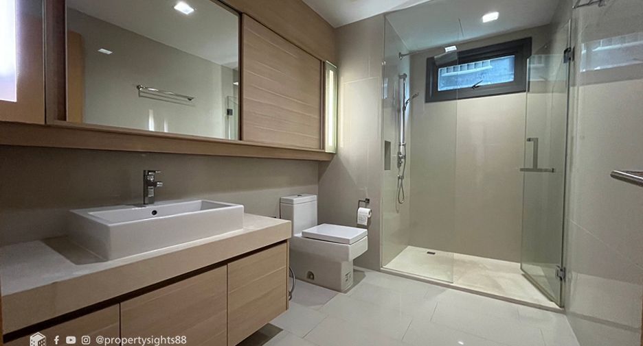 For rent 2 bedrooms condo in Khlong Toei, Bangkok