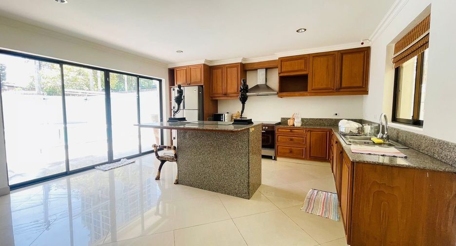 For rent 3 bedrooms villa in Bang Lamung, Chonburi