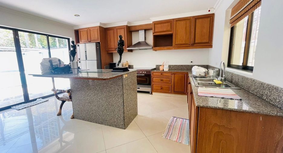 For rent 3 bedrooms villa in Bang Lamung, Chonburi