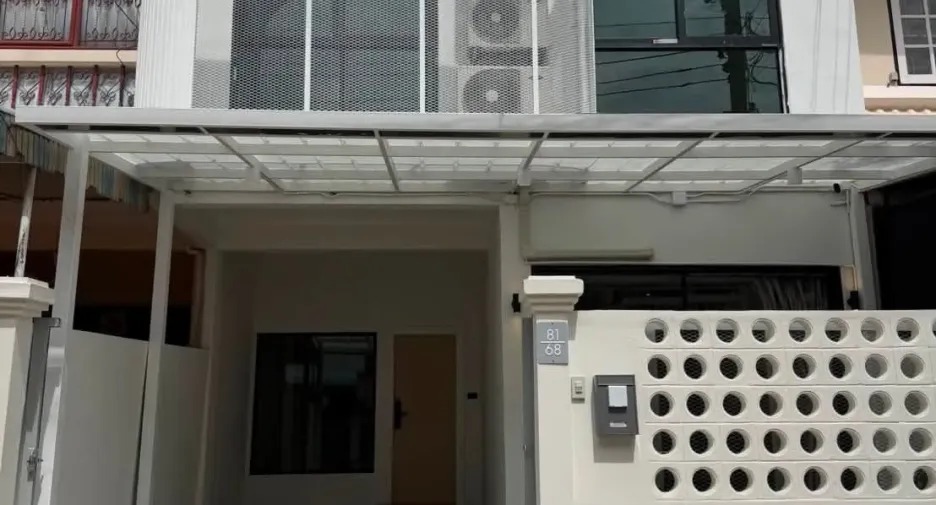 For rent 3 ベッドルーム townhouse in Khlong Toei, Bangkok