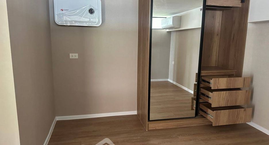 For rent 3 bedrooms condo in Huai Khwang, Bangkok