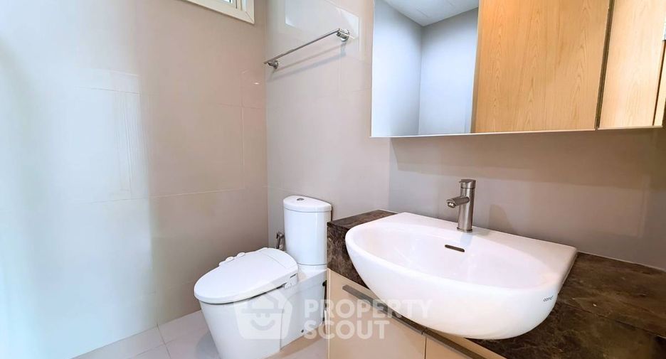 For rent 2 bedrooms condo in Khlong Toei, Bangkok