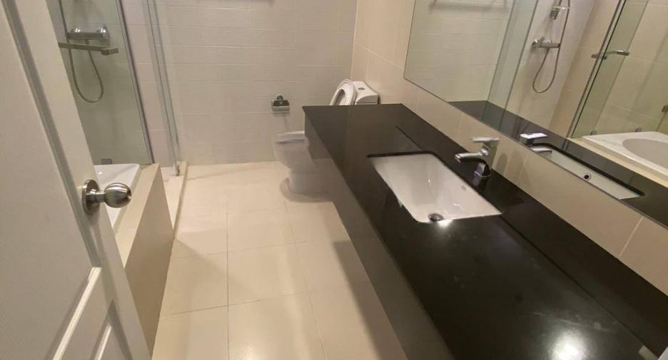 Wohnung zur Miete mit 3 Zimmer in Huai Khwang, Bangkok