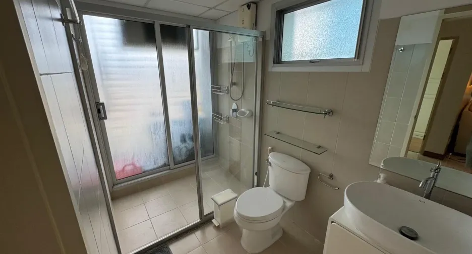 Продажа 2 спальни кондо в Щаттхана, Бангкок