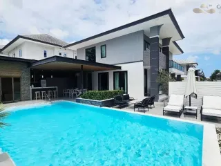 Villa en alquiler de 4 habitaciones en Bang Lamung, Chonburi