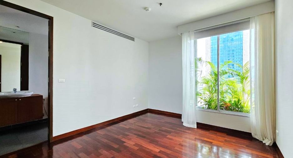 For rent 4 bedrooms condo in Sathon, Bangkok