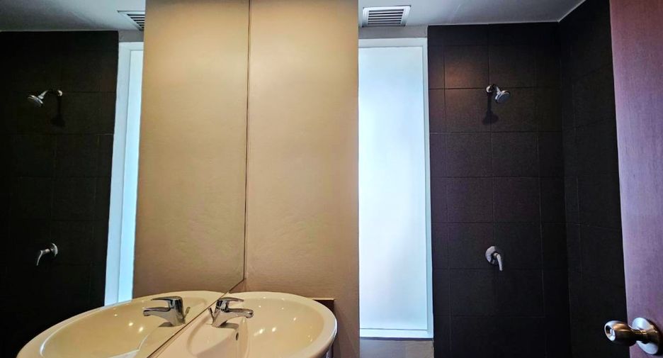 For rent 4 bedrooms condo in Sathon, Bangkok