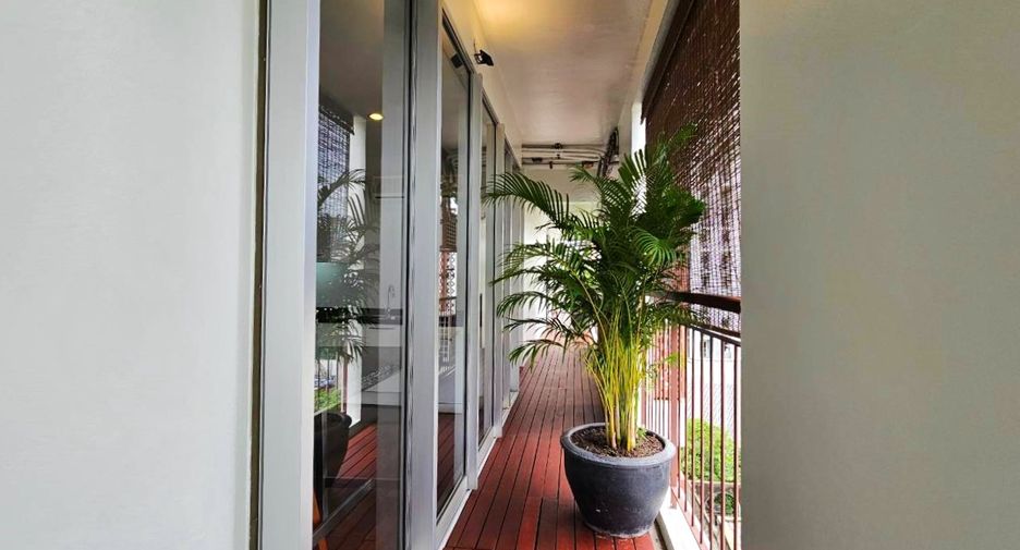 For rent 4 bedrooms condo in Sathon, Bangkok