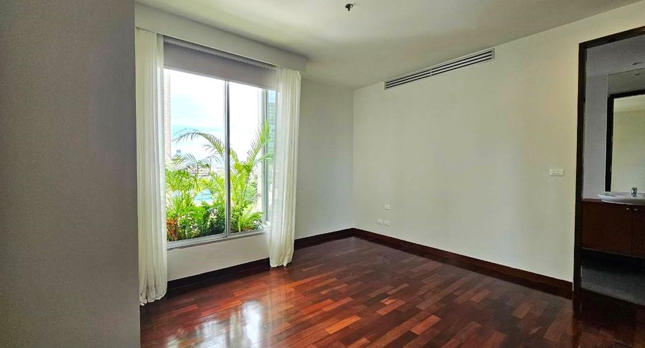 For rent 4 bedrooms condo in Sathon, Bangkok