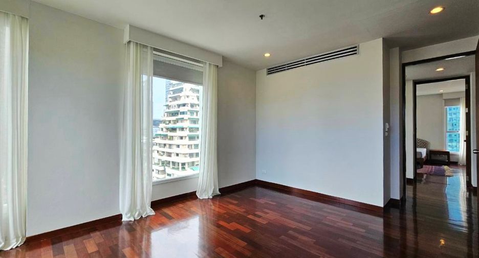 For rent 4 bedrooms condo in Sathon, Bangkok