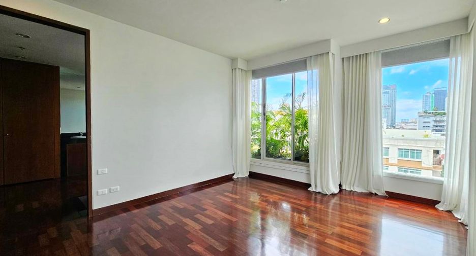 For rent 4 bedrooms condo in Sathon, Bangkok