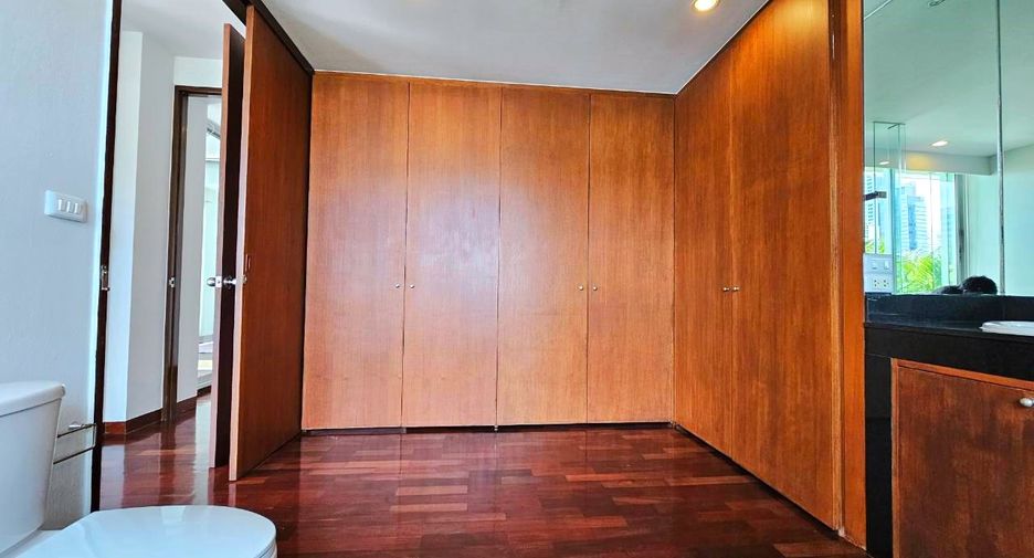 For rent 4 bedrooms condo in Sathon, Bangkok