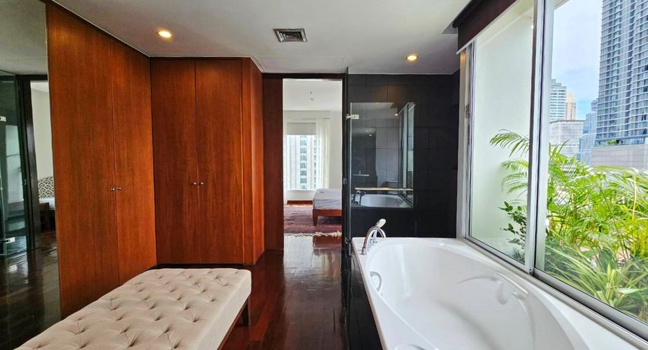 For rent 4 bedrooms condo in Sathon, Bangkok