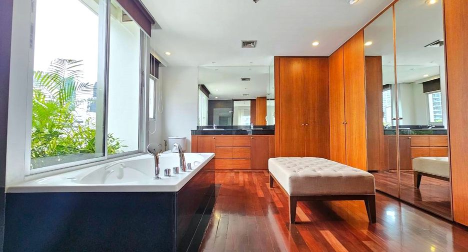 For rent 4 bedrooms condo in Sathon, Bangkok