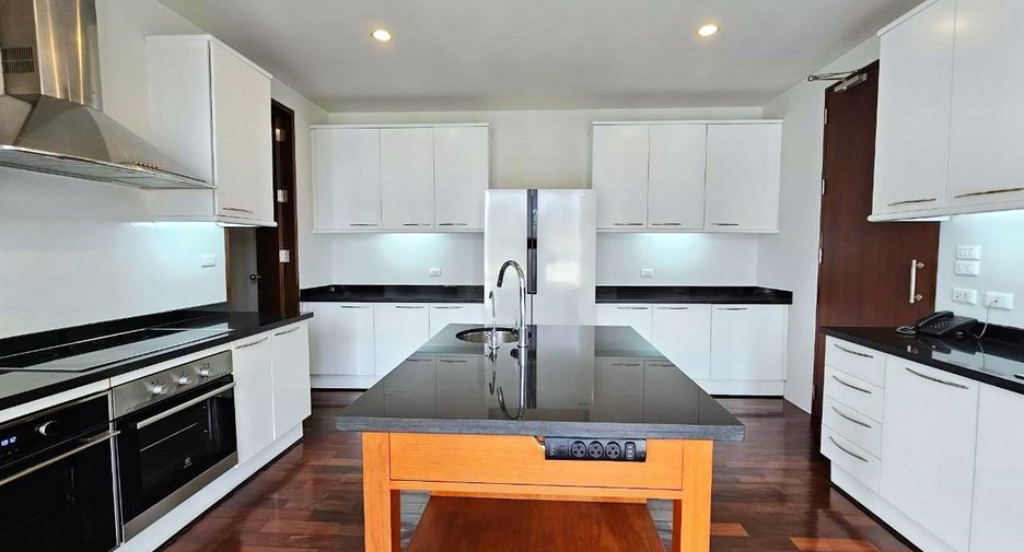 For rent 4 bedrooms condo in Sathon, Bangkok