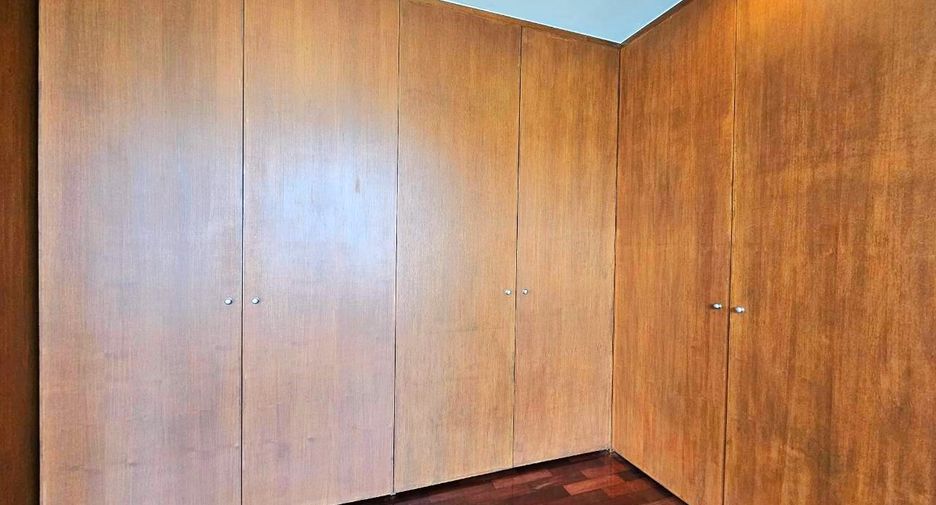 For rent 4 bedrooms condo in Sathon, Bangkok