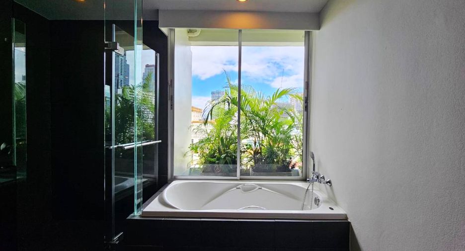 For rent 4 bedrooms condo in Sathon, Bangkok
