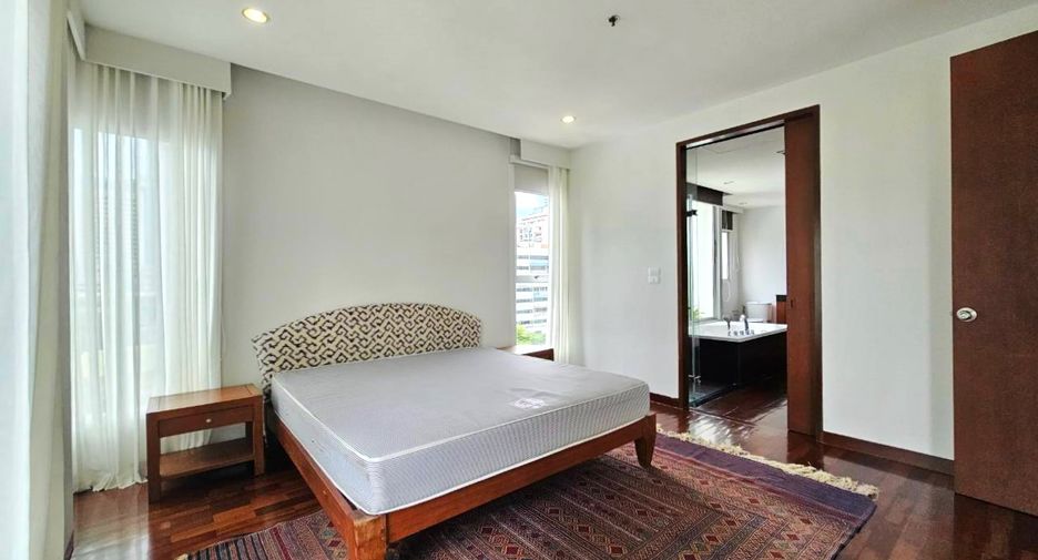 For rent 4 bedrooms condo in Sathon, Bangkok