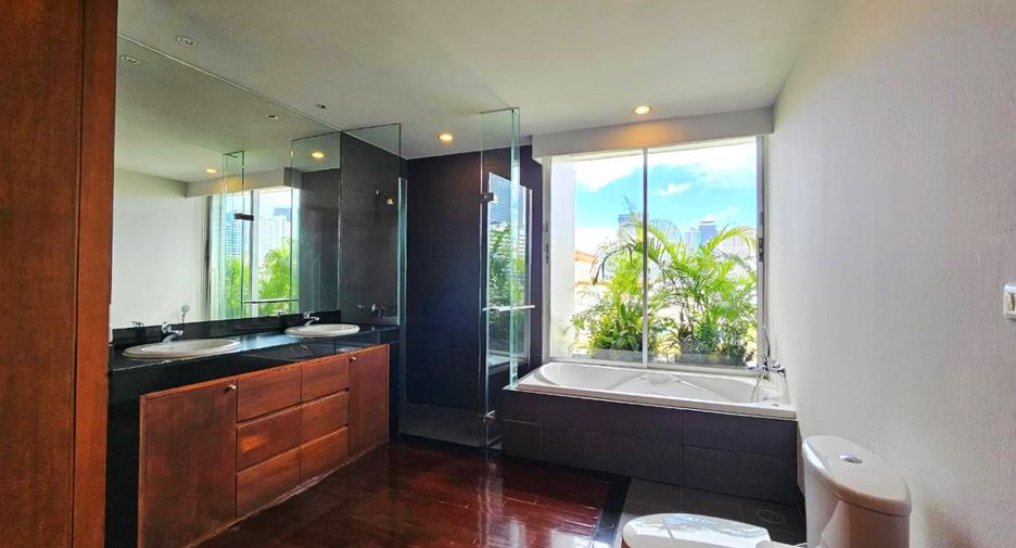 For rent 4 bedrooms condo in Sathon, Bangkok