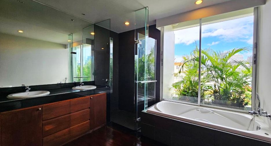 For rent 4 bedrooms condo in Sathon, Bangkok