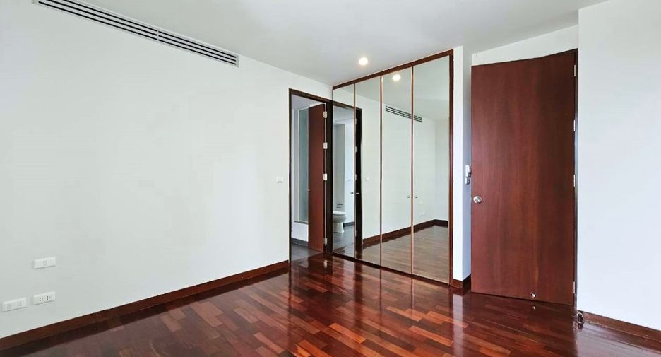 For rent 4 bedrooms condo in Sathon, Bangkok