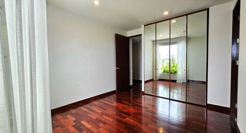 For rent 4 bedrooms condo in Sathon, Bangkok
