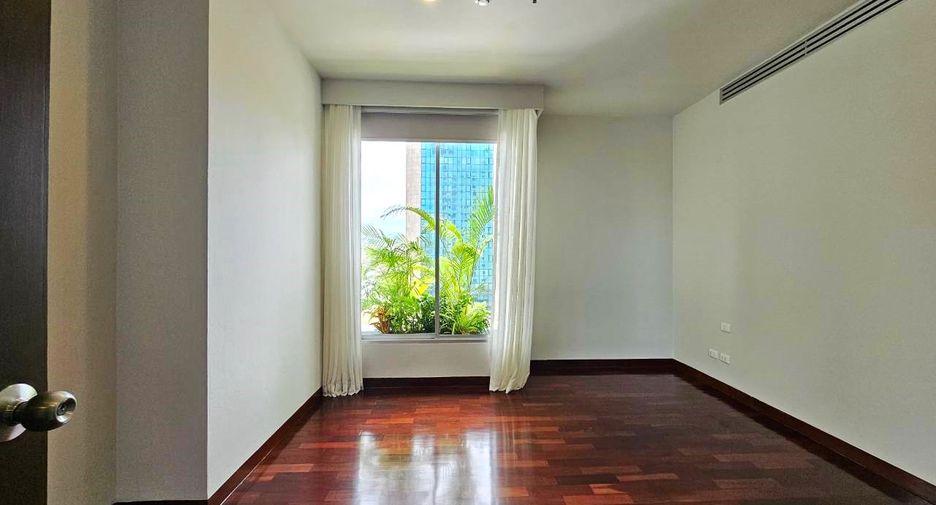 For rent 4 bedrooms condo in Sathon, Bangkok
