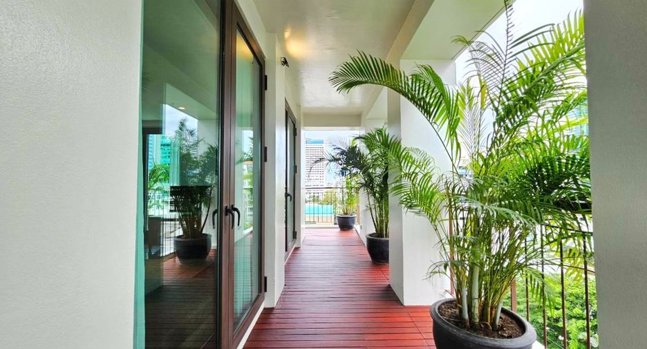 For rent 4 bedrooms condo in Sathon, Bangkok