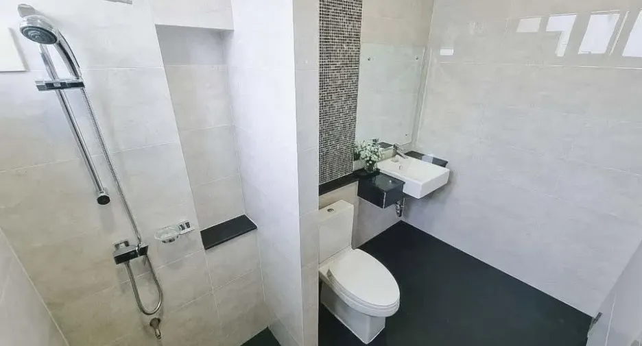 For rent and for sale 5 bedrooms house in Lat Krabang, Bangkok