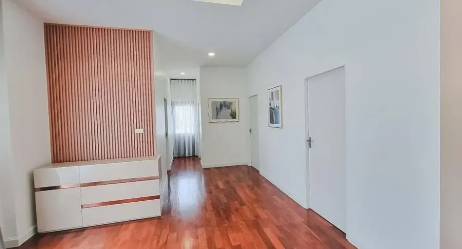 For rent and for sale 5 bedrooms house in Lat Krabang, Bangkok