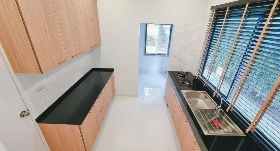 For rent and for sale 5 bedrooms house in Lat Krabang, Bangkok