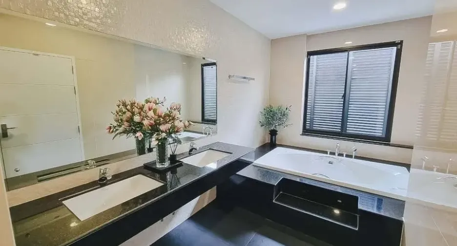 For rent and for sale 5 bedrooms house in Lat Krabang, Bangkok
