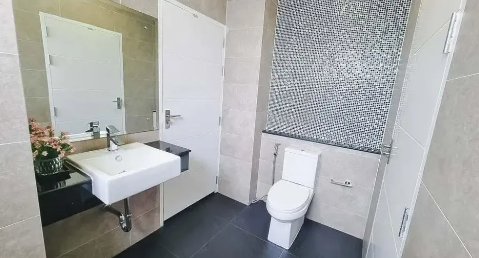 For rent and for sale 5 bedrooms house in Lat Krabang, Bangkok