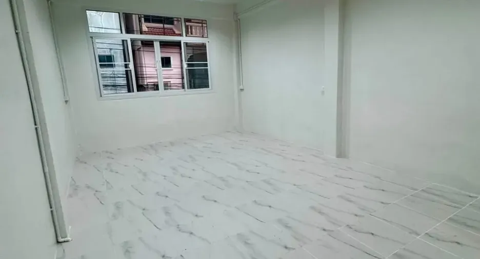For rent 4 bedrooms retail Space in Sathon, Bangkok