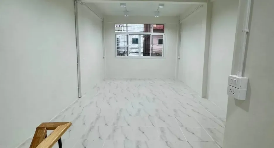 For rent 4 bedrooms retail Space in Sathon, Bangkok